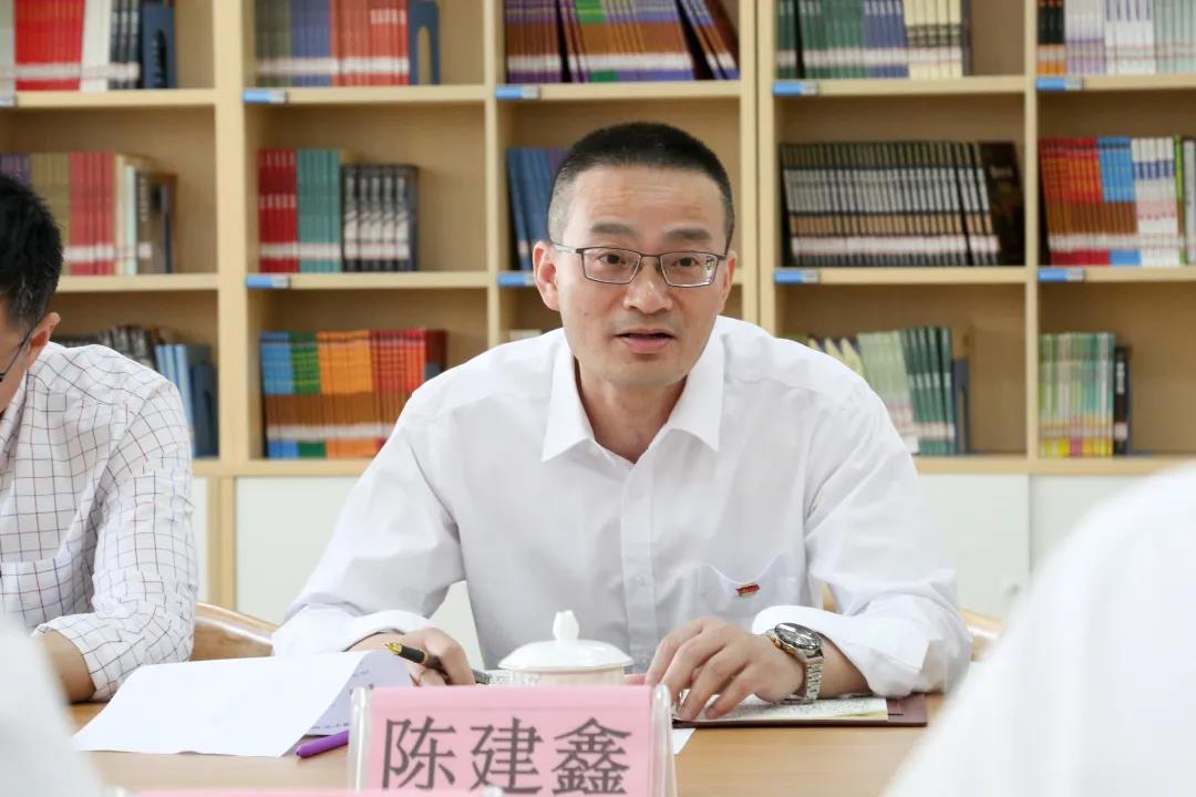 闻堰初中副书记,副校长陈建鑫介绍初中情况闻堰小学校长滕闽军介绍