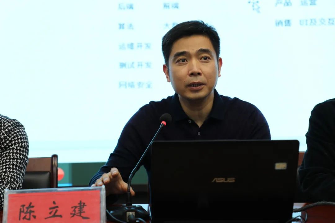 学长分享心得21建工班的魏洪男同学作为学长代表和新同学们分享了自己