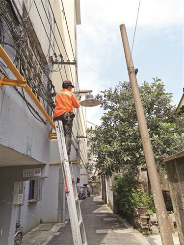 【萧山日报】老旧小区路灯“升级” 照亮居民回家路