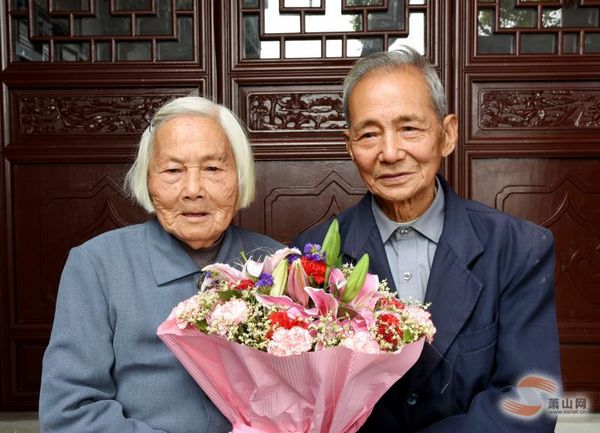 重阳节尽显恩爱 龙虎村11对钻石婚齐聚一堂话