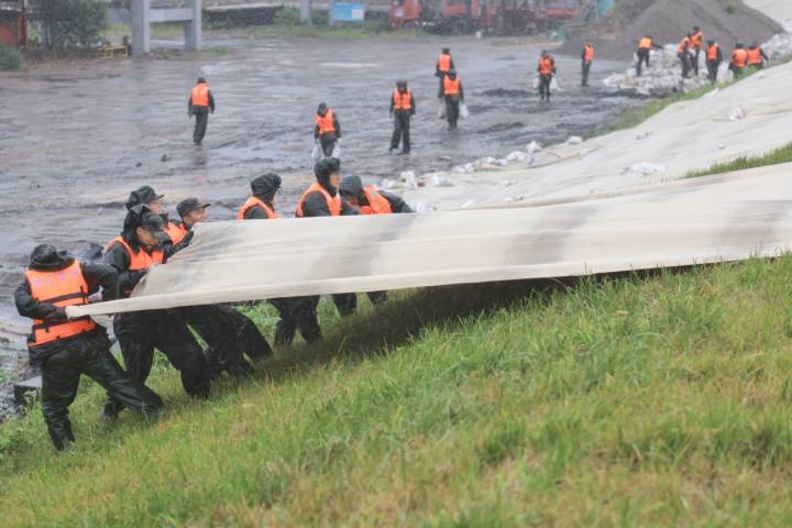 嘉兴武警战士风雨中加固堤坝-萧山网